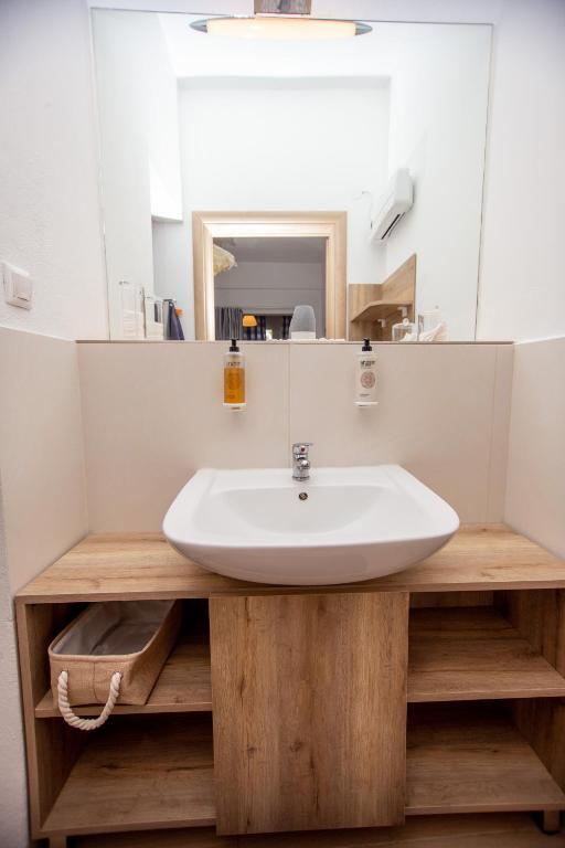 T H E BERLIN Studios and Suites - 7