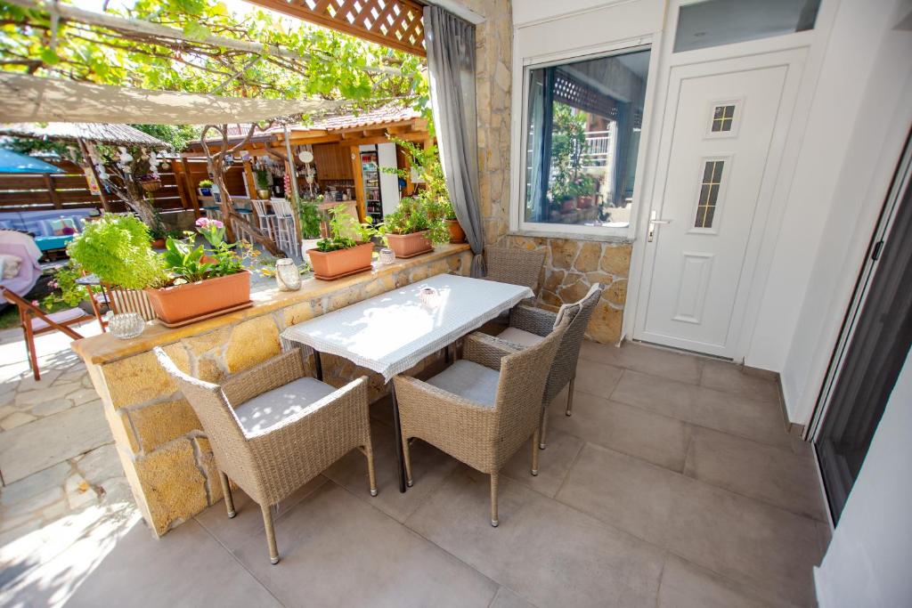 T H E BERLIN Studios and Suites - 9