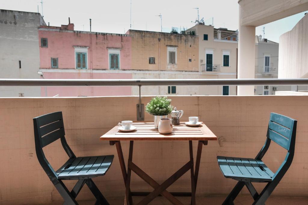 Una mesa y dos sillas en un balcón. en Casa di Laura, en Monopoli