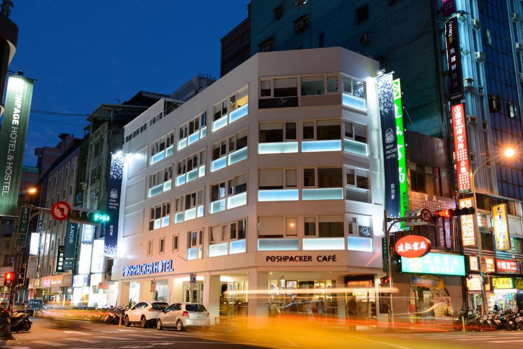 台北的住宿－鉑泊客旅店，夜幕降临的城市街道上的一座建筑