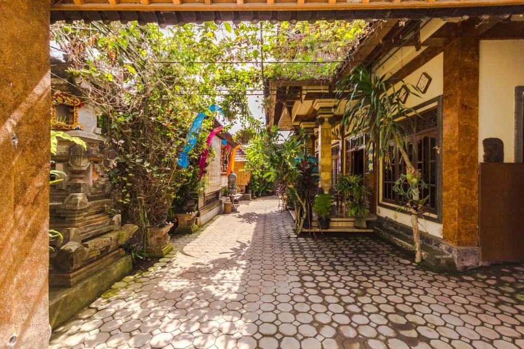 an alley in an old building with a cobblestone street at Ume Sita Villa and Homestay in Ubud