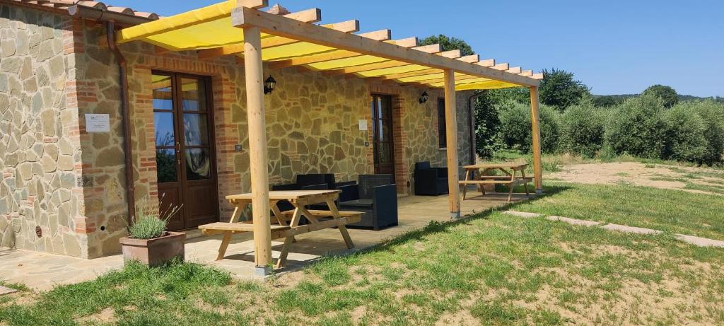 pergolato in legno con tavolo da picnic su un patio di Agriturismo Eco-Pescaia a Montepulciano a Montepulciano