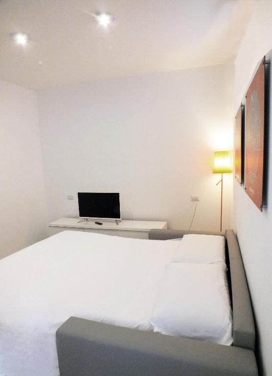 TV a/nebo společenská místnost v ubytování BB Hotels Aparthotel Visconti