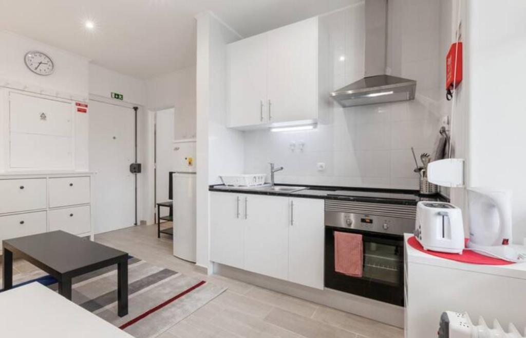 Kuchyň nebo kuchyňský kout v ubytování Beautiful 1 Bedroom Apartment near Benfica