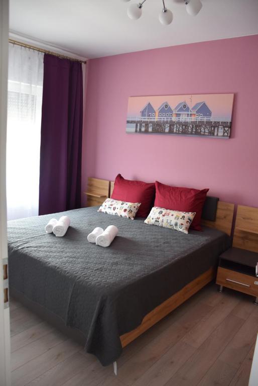 En eller flere senge i et værelse på Cloud Sunrise Spacious & King Beds & Free Private Parking