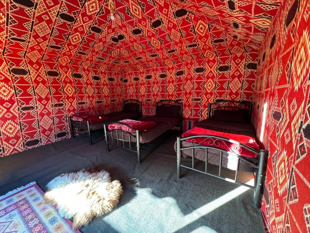 Postel nebo postele na pokoji v ubytování Desert Bird Camp