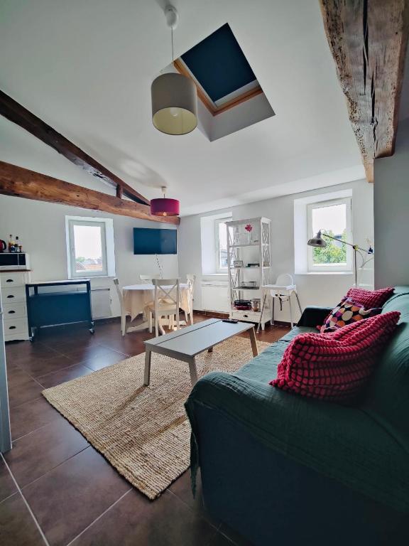 un salon avec un canapé et une table dans l'établissement Les Halles 3, à La Rochelle