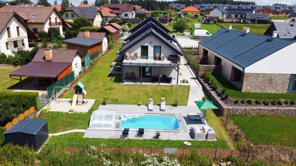 Bazén v ubytování Apartmánové domy Lipno 1 nebo v jeho okolí