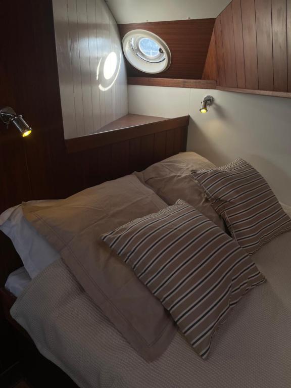 Postel nebo postele na pokoji v ubytování Valmarelo Maxi Catamaran