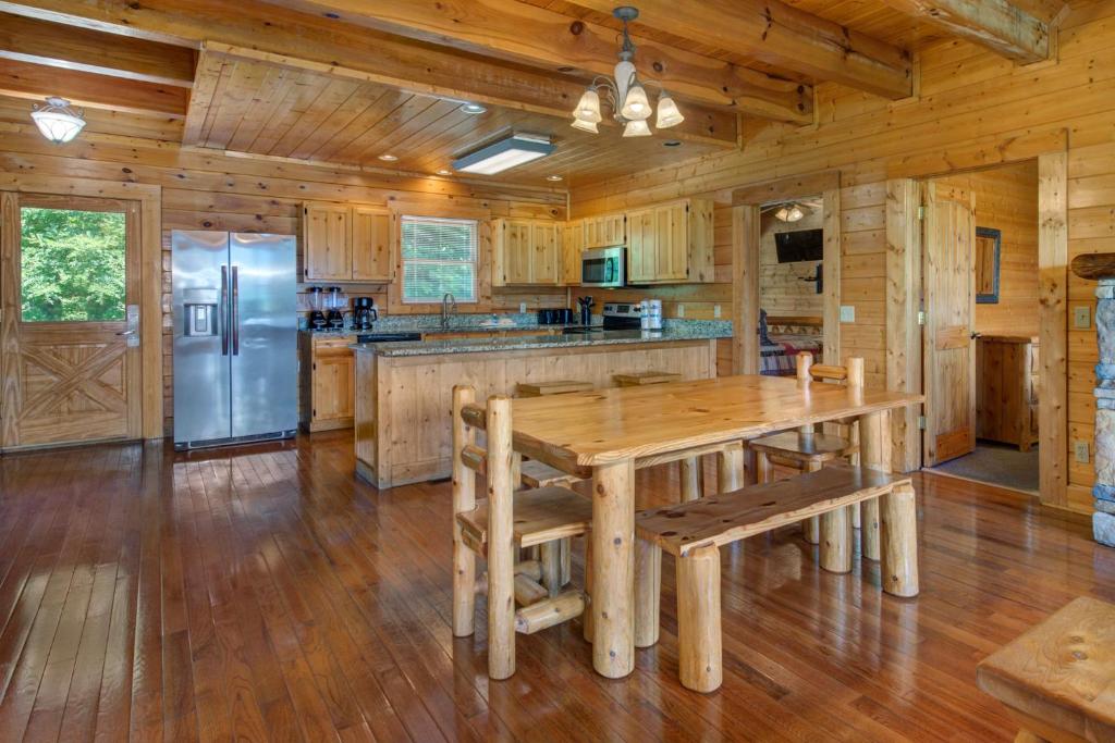 Kuchyň nebo kuchyňský kout v ubytování Papa Bears Cabin by Stony Brook Cabins