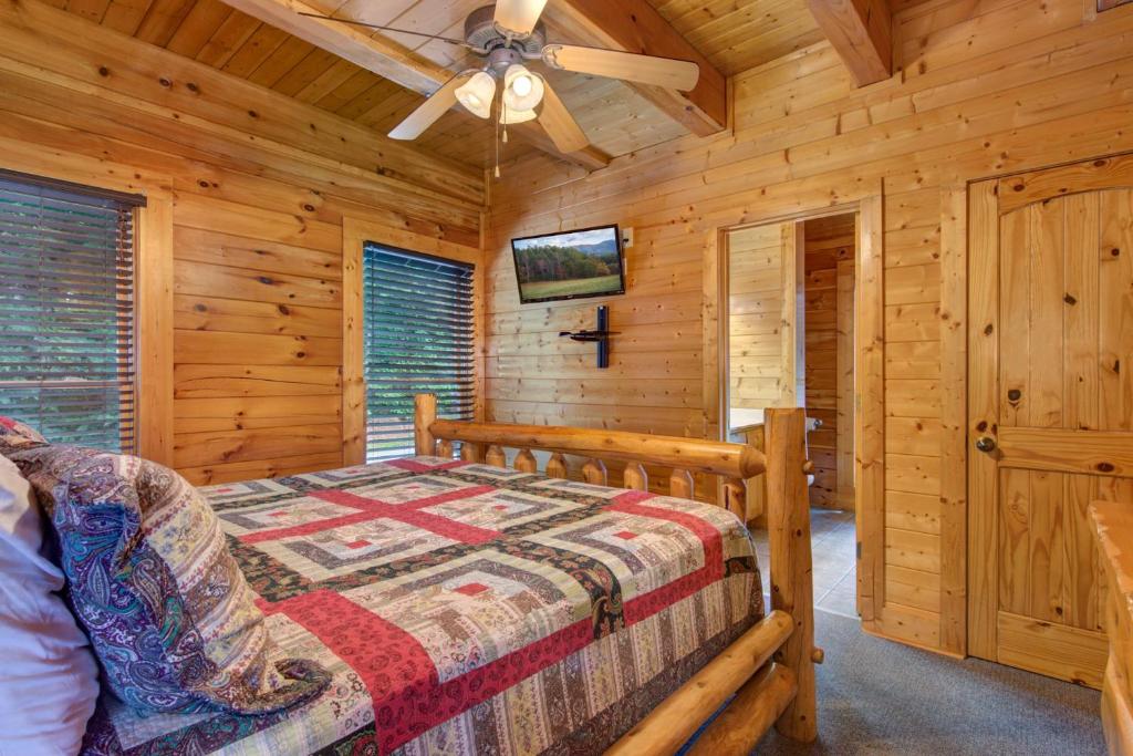 Postel nebo postele na pokoji v ubytování Papa Bears Cabin by Stony Brook Cabins