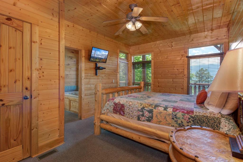 TV a/nebo společenská místnost v ubytování Papa Bears Cabin by Stony Brook Cabins