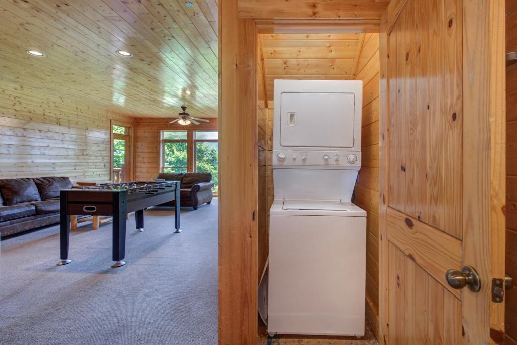 Kuchyň nebo kuchyňský kout v ubytování Papa Bears Cabin by Stony Brook Cabins
