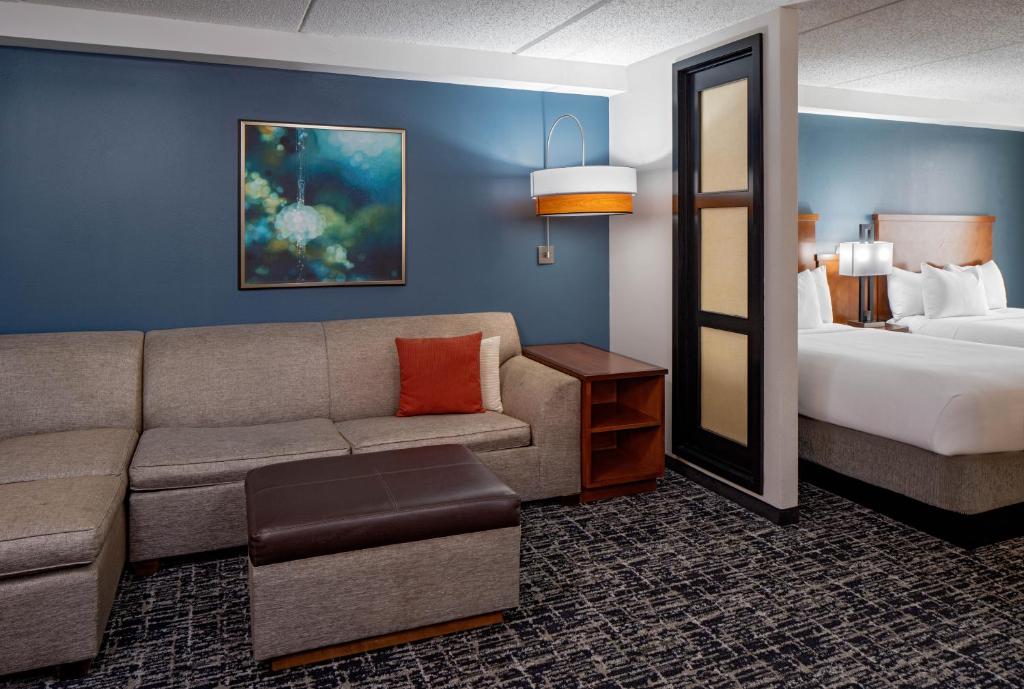Postel nebo postele na pokoji v ubytování Hyatt Place Fair Lawn Paramus