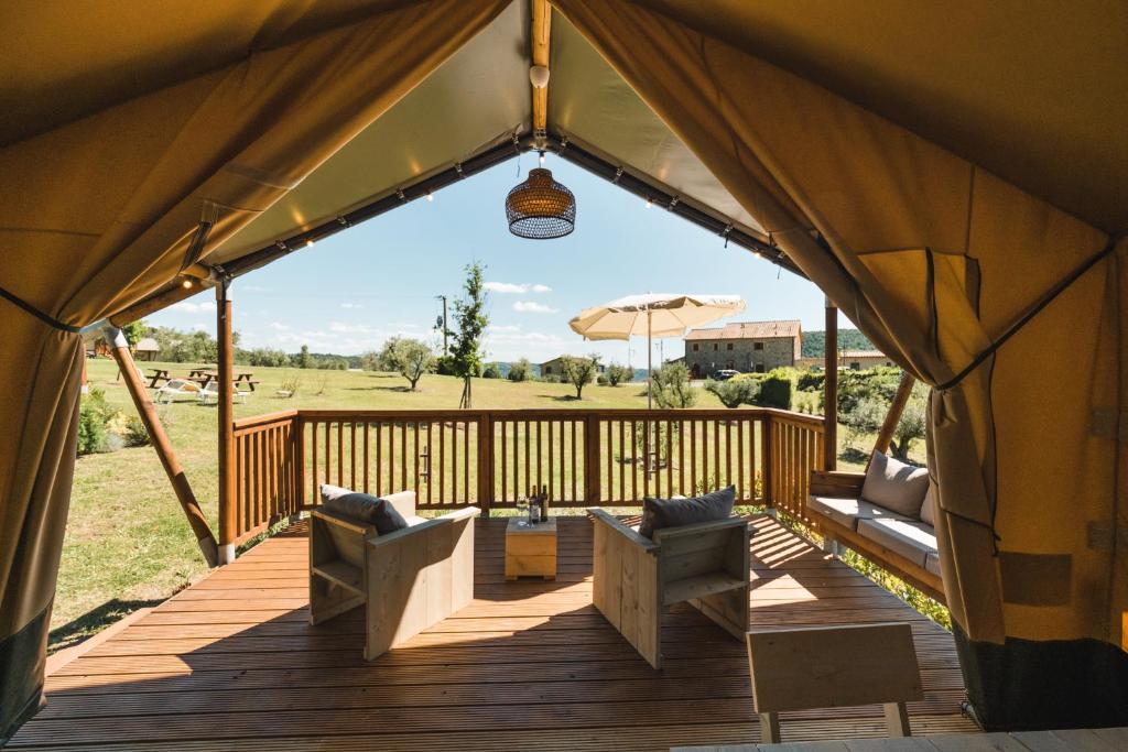 A balcony or terrace at Glamping Le Tegole