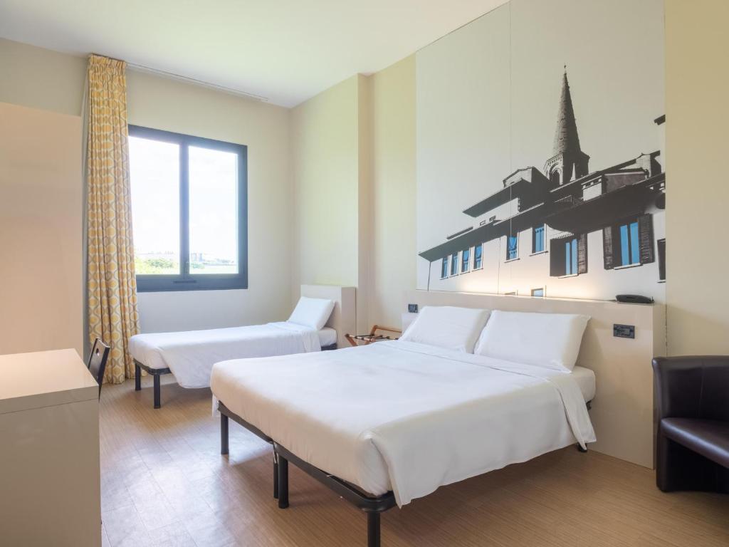 Postel nebo postele na pokoji v ubytování B&B HOTEL Mantova