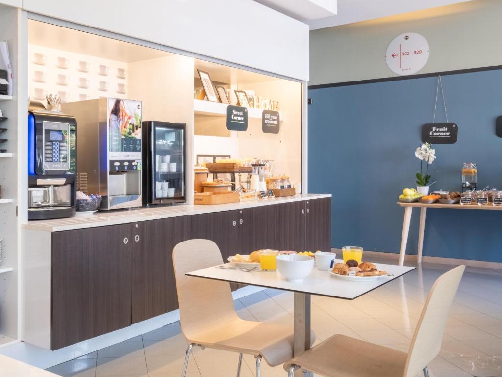 Příslušenství pro přípravu čaje a kávy v ubytování B&B HOTEL Mantova