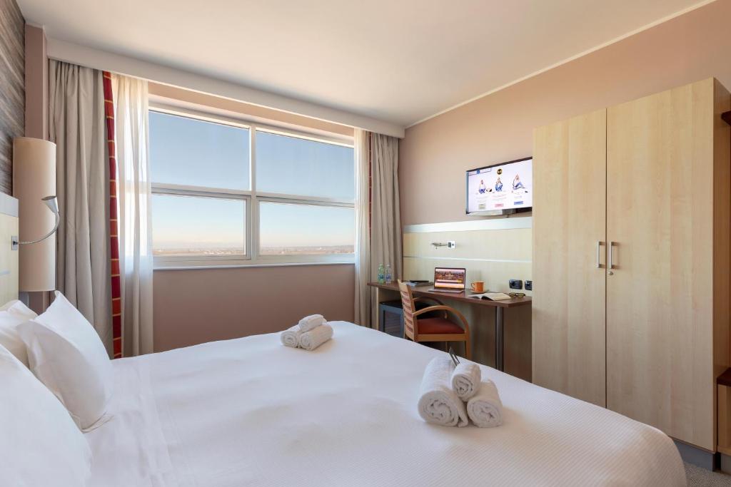 Posteľ alebo postele v izbe v ubytovaní B&B Hotel Cherasco Langhe