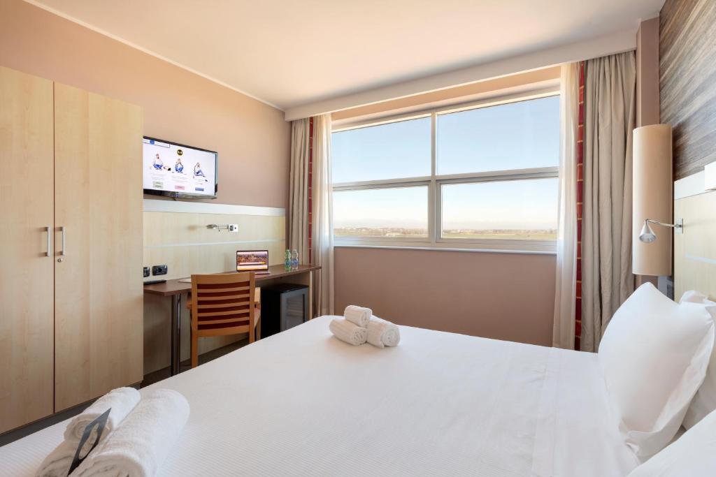 Posteľ alebo postele v izbe v ubytovaní B&B Hotel Cherasco Langhe