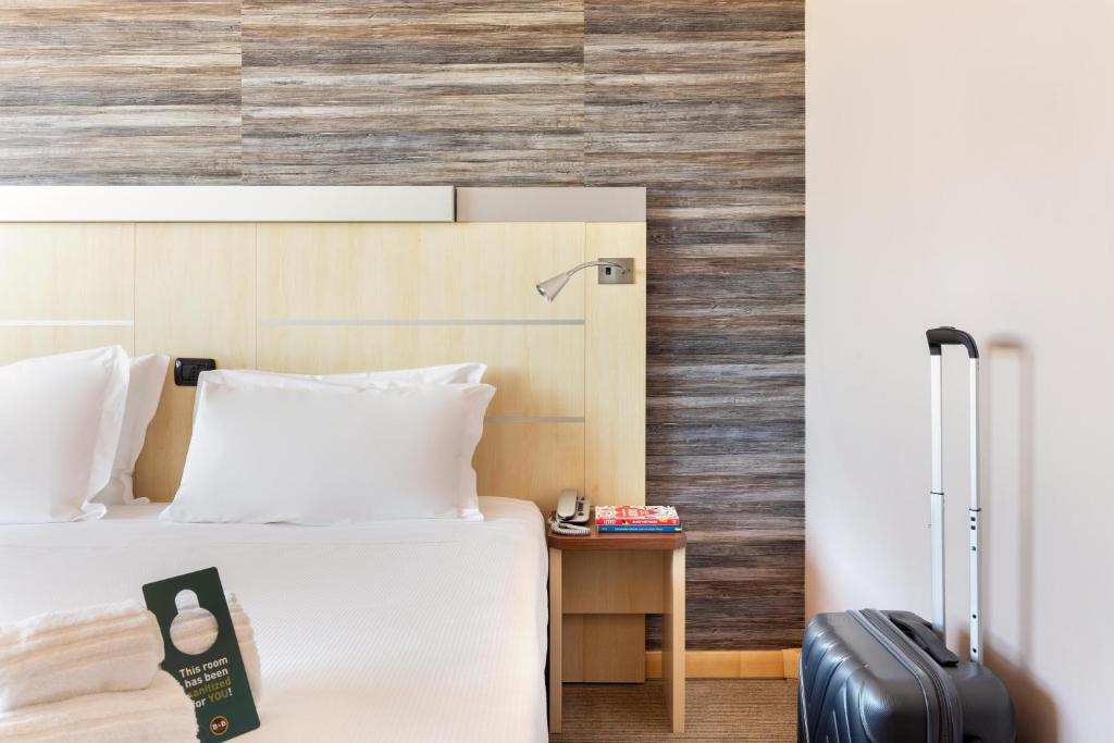 Posteľ alebo postele v izbe v ubytovaní B&B Hotel Cherasco Langhe