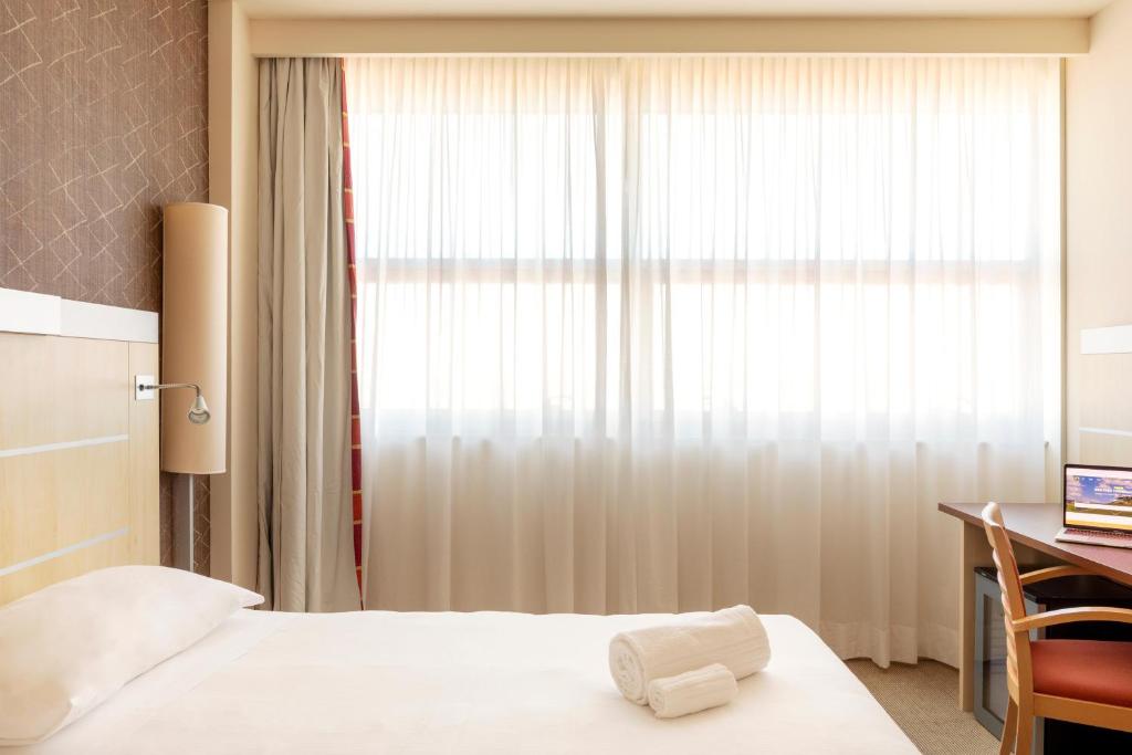 Posteľ alebo postele v izbe v ubytovaní B&B Hotel Cherasco Langhe
