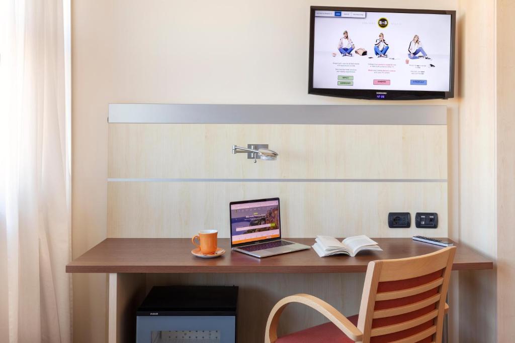 Televízia a/alebo spoločenská miestnosť v ubytovaní B&B Hotel Cherasco Langhe