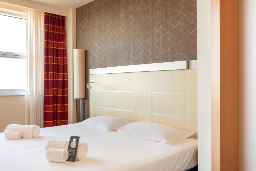 Posteľ alebo postele v izbe v ubytovaní B&B Hotel Cherasco Langhe