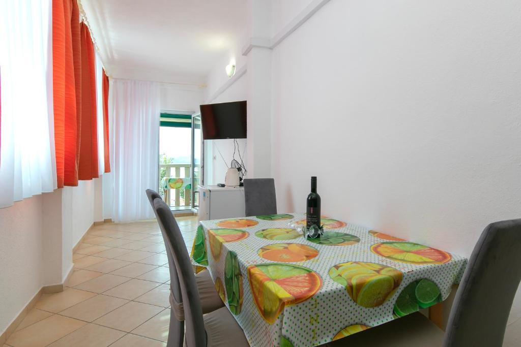 Televízia a/alebo spoločenská miestnosť v ubytovaní Holiday Apartments Stomarica