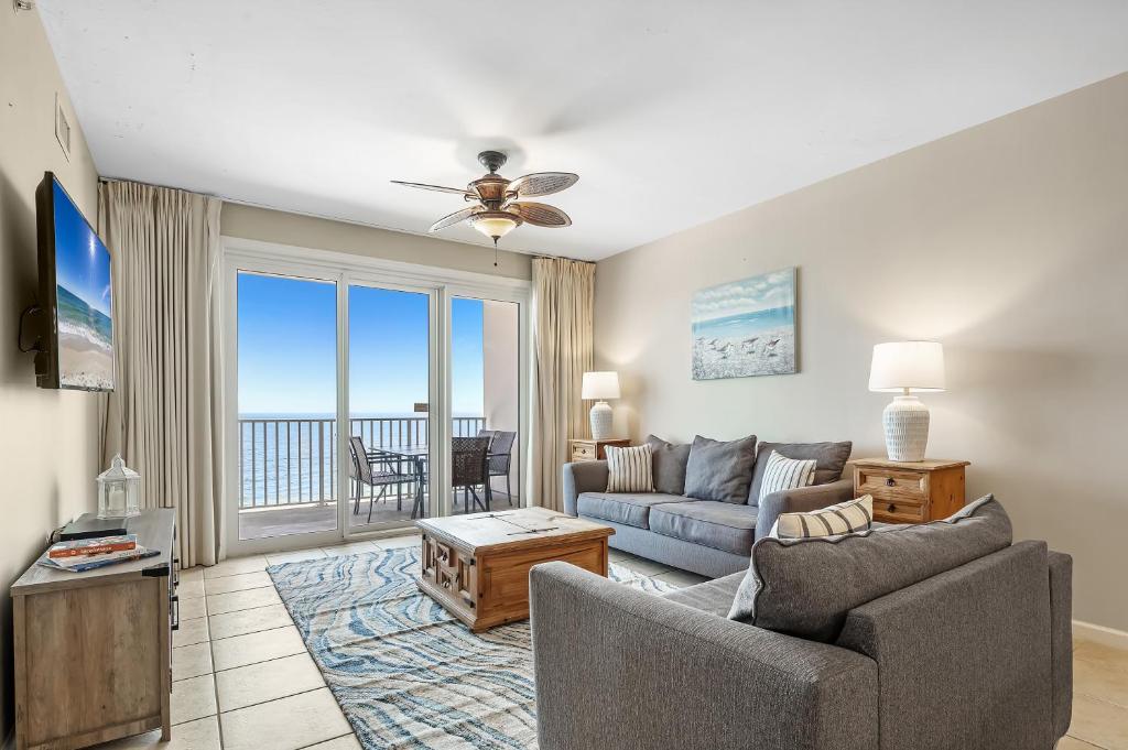 un salon avec un canapé et une table dans l'établissement Windemere Unit 1006, à Pensacola