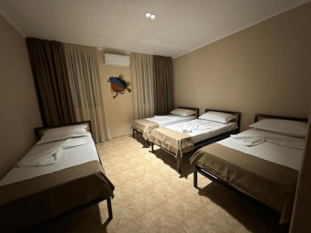 Ένα ή περισσότερα κρεβάτια σε δωμάτιο στο Birds Hostel