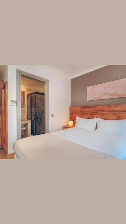 A bed or beds in a room at Triangulo Hotel