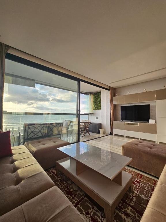 TV a/nebo společenská místnost v ubytování La perle de Mehdia, sea view
