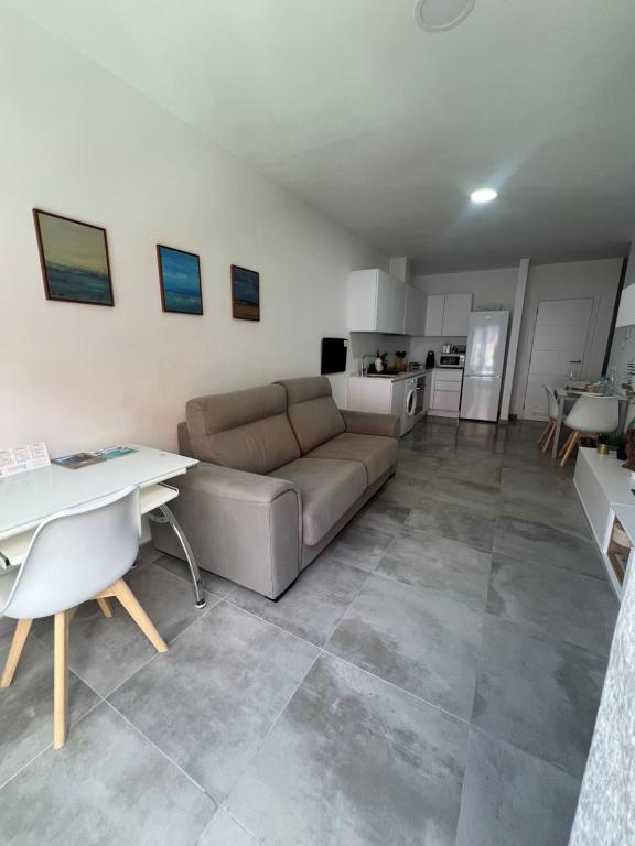 サン・クリストバル・デ・ラ・ラグーナにある4 La Laguna, céntrico y acogedorのソファとテーブルのあるリビングルーム