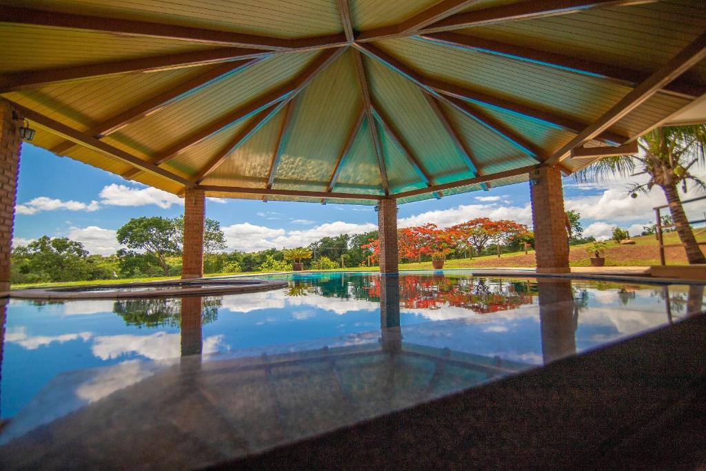 Bazén v ubytování Recanto de Lazer c/ Piscina, Bar molhado e Sinuca nebo v jeho okolí