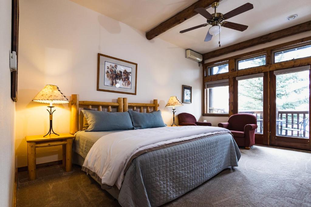 Postel nebo postele na pokoji v ubytování Taharaa Mountain Lodge