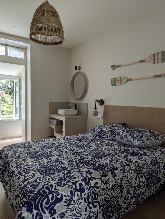 une chambre avec un lit avec une couette bleue et blanche dans l'établissement Les Talards - 5 mn à pieds gare TGV, à Saint-Malo