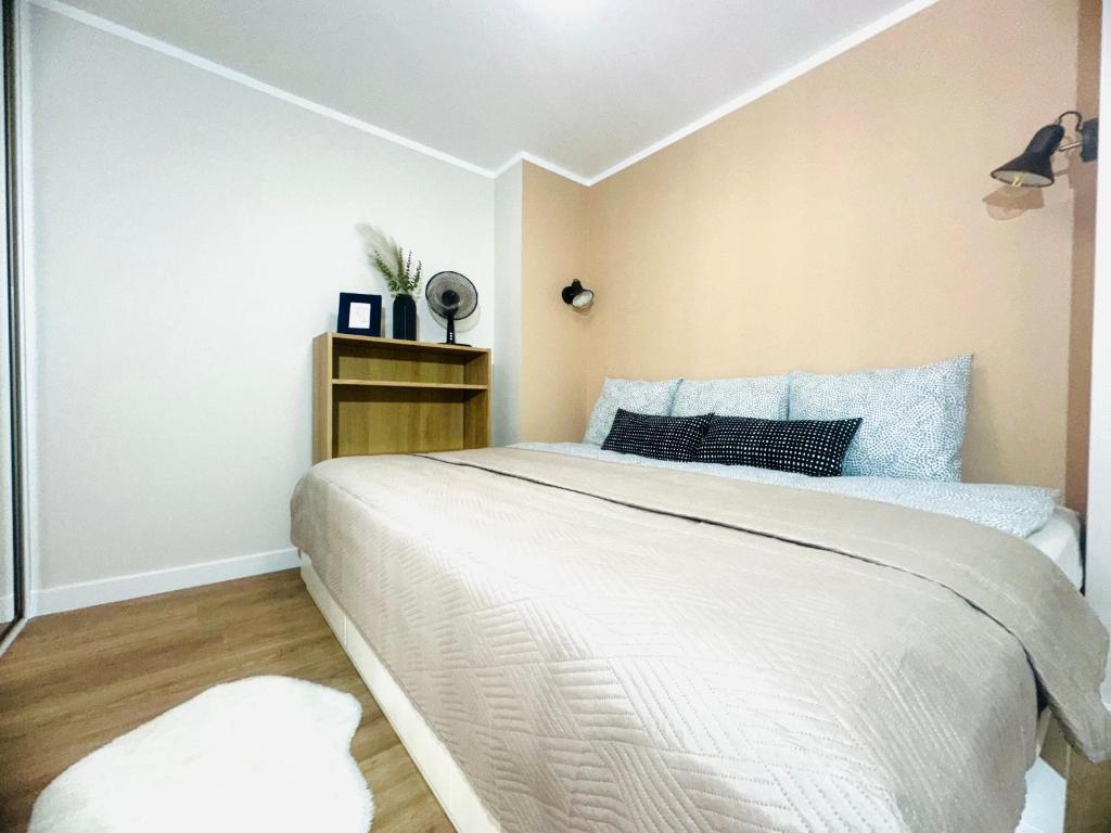 Postel nebo postele na pokoji v ubytování LOFTY NAD WARTĄ Apartament FREE PARKING