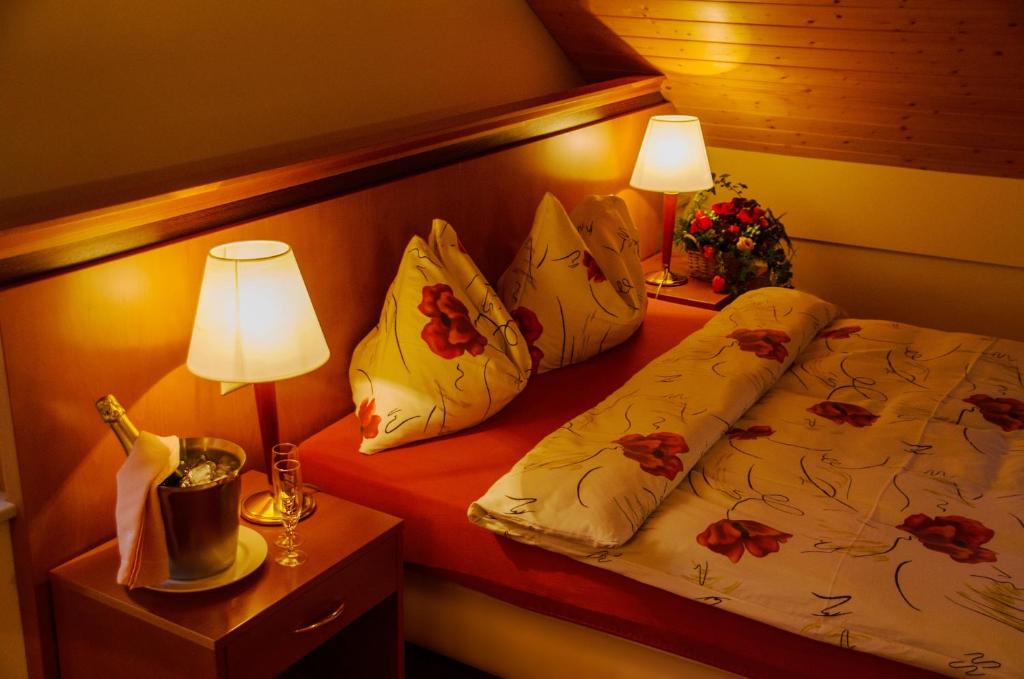 a bedroom with a bed and a lamp and a bottle of champagne at Auberge Communale à l'Union in Gilly