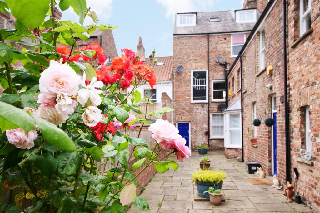 Fifth Quarter FREE PARKING - Two-Bedroom Apartment