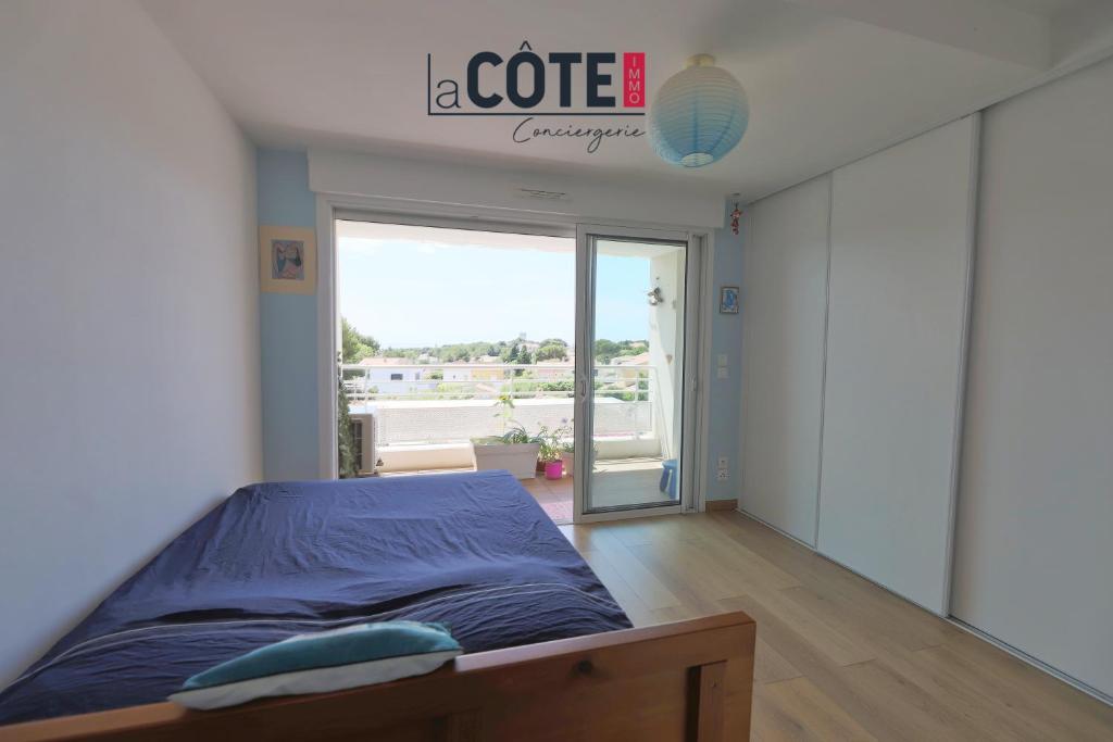 une chambre avec un lit et un panneau indiquant un café dans l'établissement Le clos du village, à Martigues