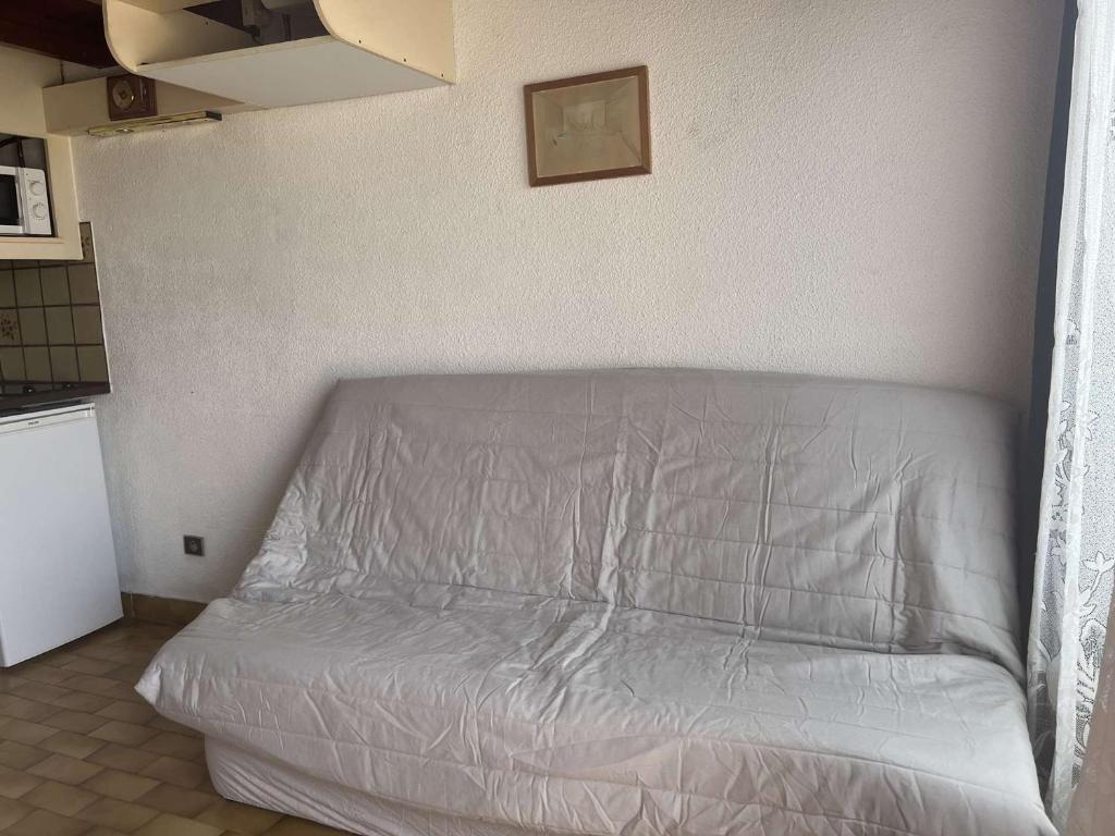 Cette chambre comprend un lit blanc. dans l'établissement Appart Studio mezz 3 couchages PORT LEUCATE NATURISME PL010-731, à Port-Leucate