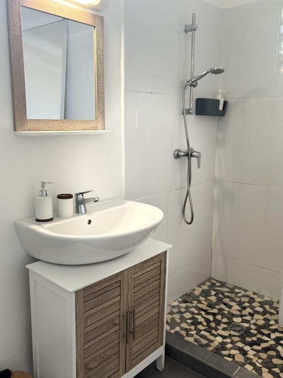 Koupelna v ubytování Logement paisible jacuzzi jardin privatif climatisation