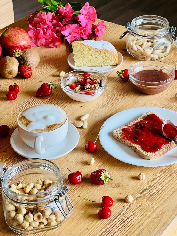 Jedlo v ubytovaní bed & breakfast alebo blízkom okolí