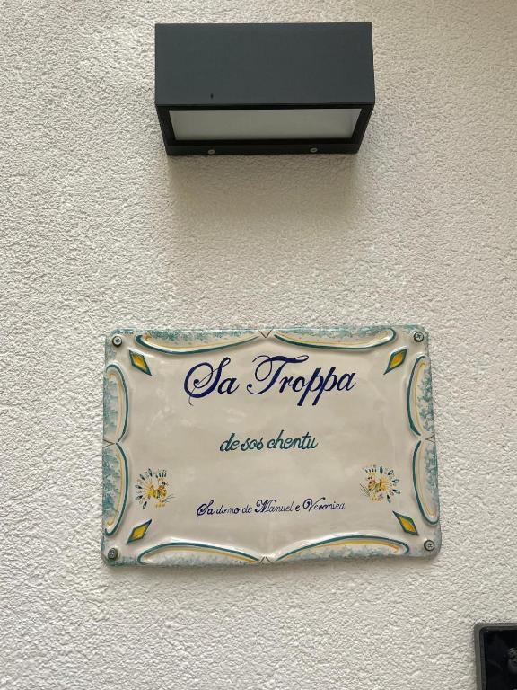 Certifikát, hodnocení, plakát nebo jiný dokument vystavený v ubytování Sa Troppa de sos chentu