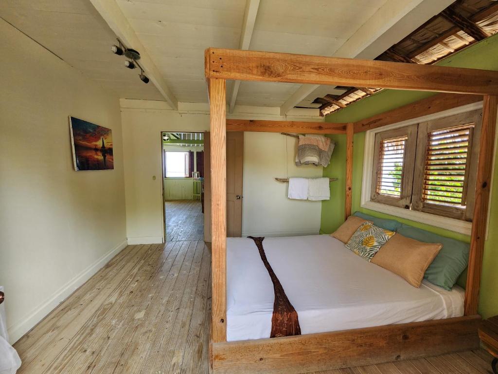 Rúm í herbergi á Tropic ecolodge