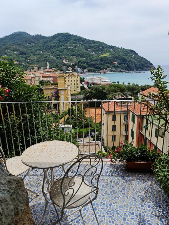 a table and chairs on a balcony with a view at Bilocale vicinissimo 50m mare in Levanto
