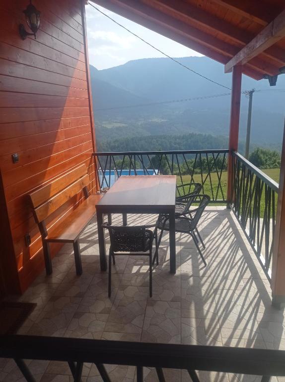 Splošen pogled na gorovje oz. razgled na gore, ki ga ponuja počitniška hiška