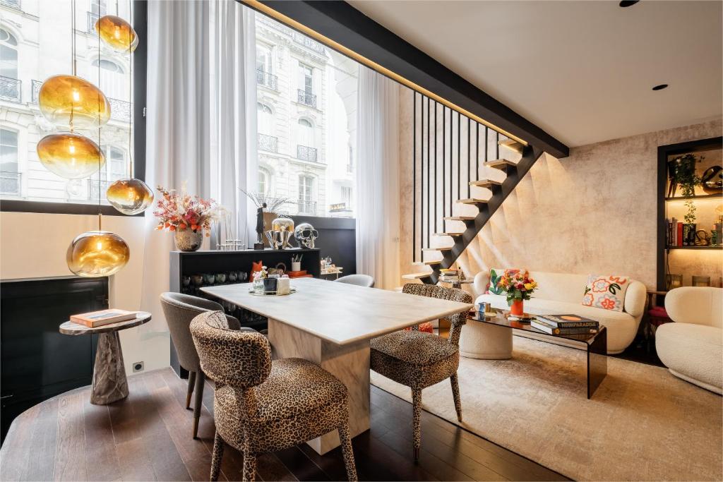un salon avec une table et des chaises dans l'établissement Veeve - Contemporary Excellence, à Paris