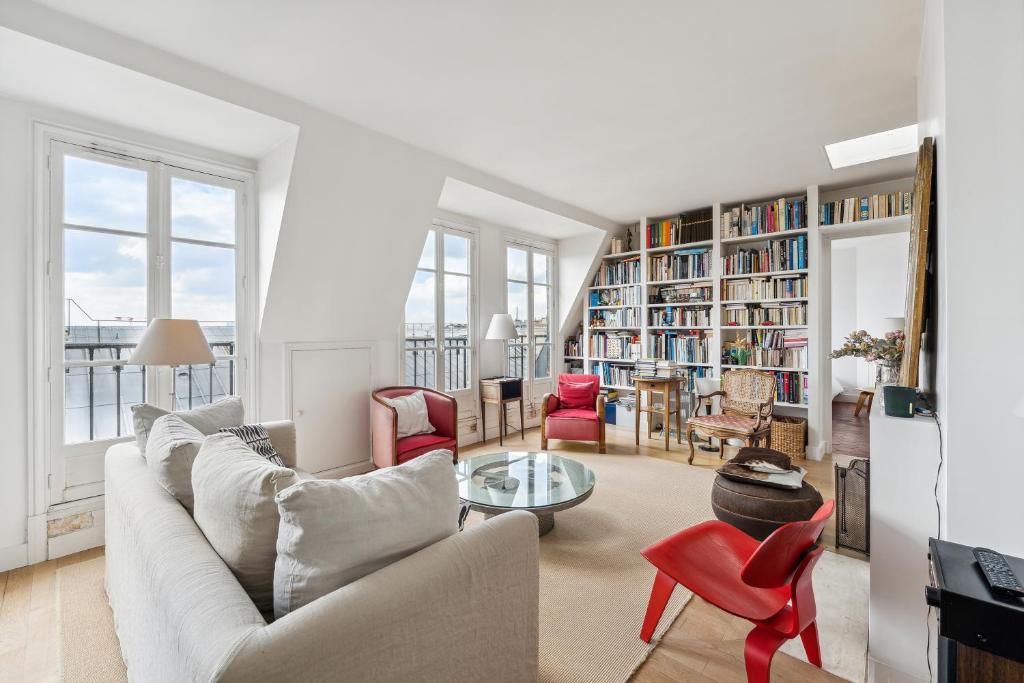 un salon avec un canapé et une table dans l'établissement Veeve - The Bibliophile’s Haven, à Paris