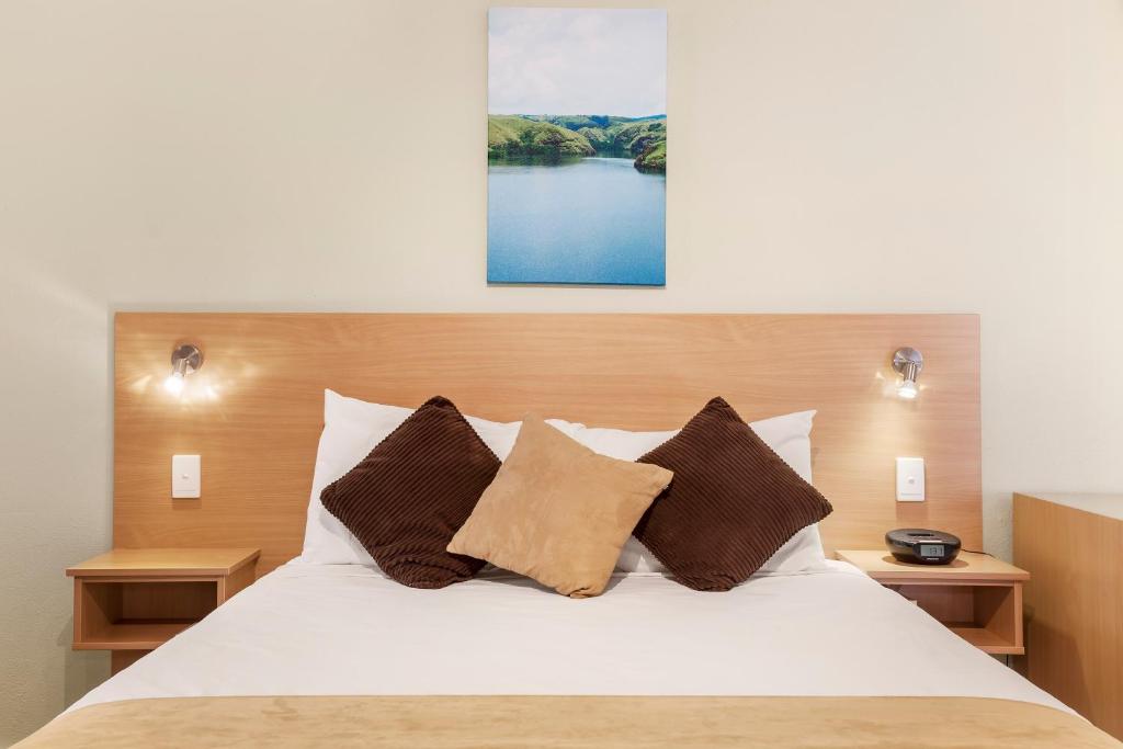 Postel nebo postele na pokoji v ubytování Ciloms Airport Lodge